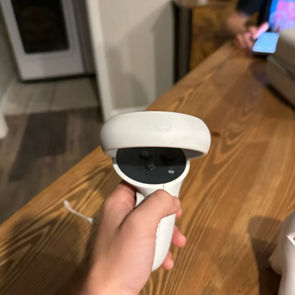 Oculus Quest 2 128gb With Case and Controllers works well slightly scratched